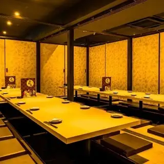 30名様からご利用OK!最大220名様まで着席可能な貸切席♪ビジネス宴会や同窓会、結婚式の二次会など、大人数でのパーティーシーンには当店のフロア貸切を是非ご利用下さい。人数やご予算に合わせて料理やドリンクなどパーティープランをご用意させていただきます。サプライズのご相談もお気軽にお問い合わせ下さい。