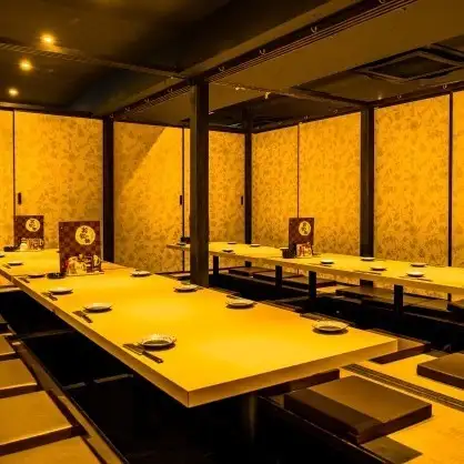 30名様からご利用OK!最大220名様まで着席可能な貸切席♪ビジネス宴会や同窓会、結婚式の二次会など、大人数でのパーティーシーンには当店のフロア貸切を是非ご利用下さい。人数やご予算に合わせて料理やドリンクなどパーティープランをご用意させていただきます。サプライズのご相談もお気軽にお問い合わせ下さい。