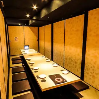 10~20名様の小規模な団体様もプライベート個室の掘りごたつ席へご案内可能です!ゆったりと足を伸ばしてくつろぎながら、当店自慢の料理やお酒をお楽しみ下さい。飲放題付きの宴会プランも各種ご用意しており、コース値引きなどお得なクーポン券もご利用いただけます。ビジネスシーンでの宴会などにおすすめです。