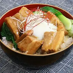 热腾腾的卤肉饭