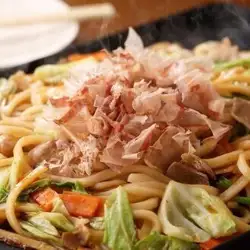炒乌冬面，散发着鲣鱼片的香气