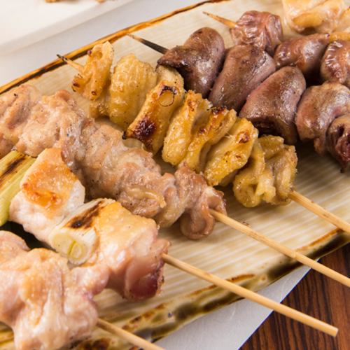 我們的特色之一是我們當地的特色雞肉，例如用品牌雞肉“Oyama Jidori”製作的烤雞肉串。