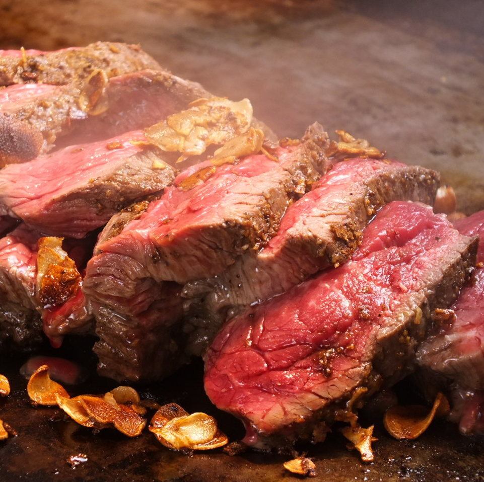 包含六道菜的套餐,主菜是一块巨大的牛排,还包含无限畅饮,价格为4000日元(不含税)。