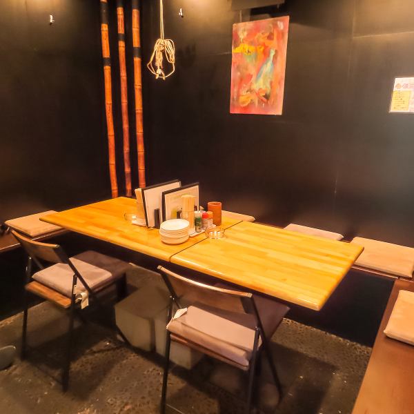 当居酒屋のテーブル席は、木目調で和風の落ち着いた空間が広がり、竹の装飾が風情を添えています。サシ飲みや会社帰りのひととき、団体の宴会や女子会など、様々な利用シーンに最適。心地よい雰囲気の中で、美味しい料理を楽しみながら、特別な時間をお過ごしいただけます！