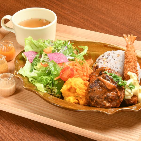 [Popular for both men and women ☆] "Lunch of hamburger and fried shrimp" 1100 yen (tax included)