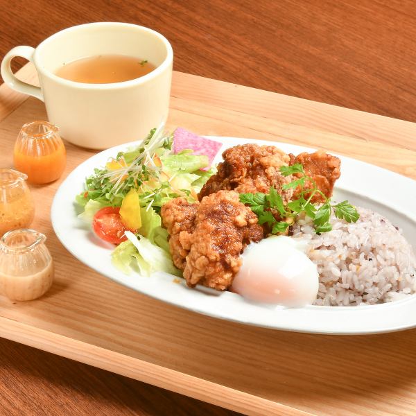 【야채 듬뿍♪】『토로리 반숙란과 튀김의 샐러드 그릇』1000엔(세금 포함)