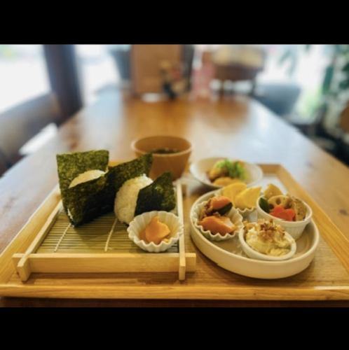 【土曜限定メニュー♪】『たっぷりお野菜とおむすびのランチ』1650円（税込）