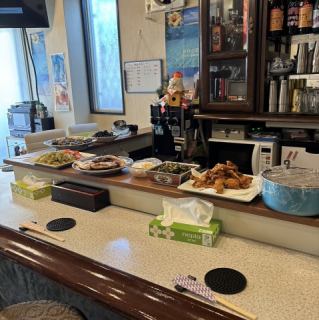 カウンター席は8席ご用意しており、お一人様でもご利用に最適となっております。仕事帰りにしっぽり飲みたくなった際にはご利用ください。