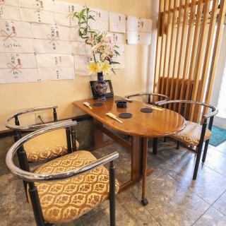 昭和レトロの雰囲気のある店内で飲むお酒や与論島の食材を使ったお料理でお客様をおもてなし致します。