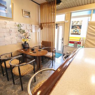 落ち着いた雰囲気の店内となっており一人でしっぽり飲むのも良し、ご家族や同僚の方と一緒にお食事をお楽しみいだける空間となっています。