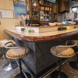 カウンター席は8席ご用意しています。目の前にはお料理が並んでいるので、、お好みのものをご注文ください。