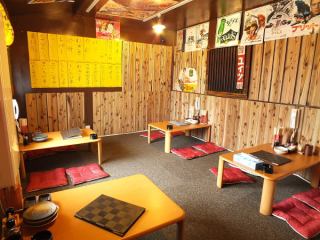 In our tatami-mat seating, you can stretch your legs and relax in a comfortable position.The space is stylish with its retro Japanese décor, and is extremely comfortable.Please relax and enjoy your meal and conversation in a warm and bright atmosphere.