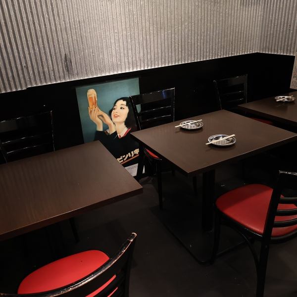 【お一人様もお気軽に】少人数でのご利用もしやすい2名テーブルも完備。お仕事帰りのサク飲みにもどうぞ。