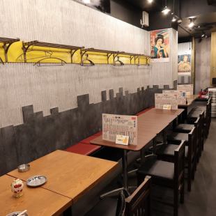 連結して大人数も可能なテーブル席。各種宴会にもお気軽にご利用ください！