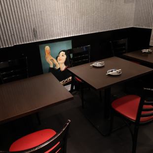 小規模でもご利用しやすい2名テーブル席もございます。