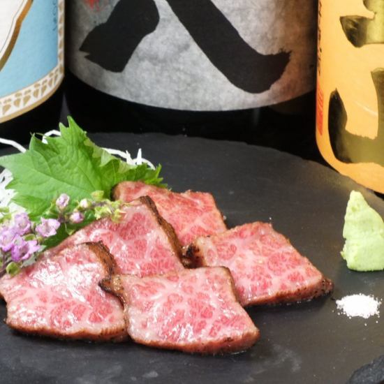 Tataki of black beef meat with beautiful marbling ☆ Attractive texture like melting