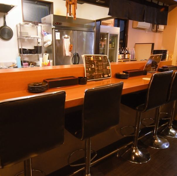 Counter seats that you can casually stop by alone are prepared.