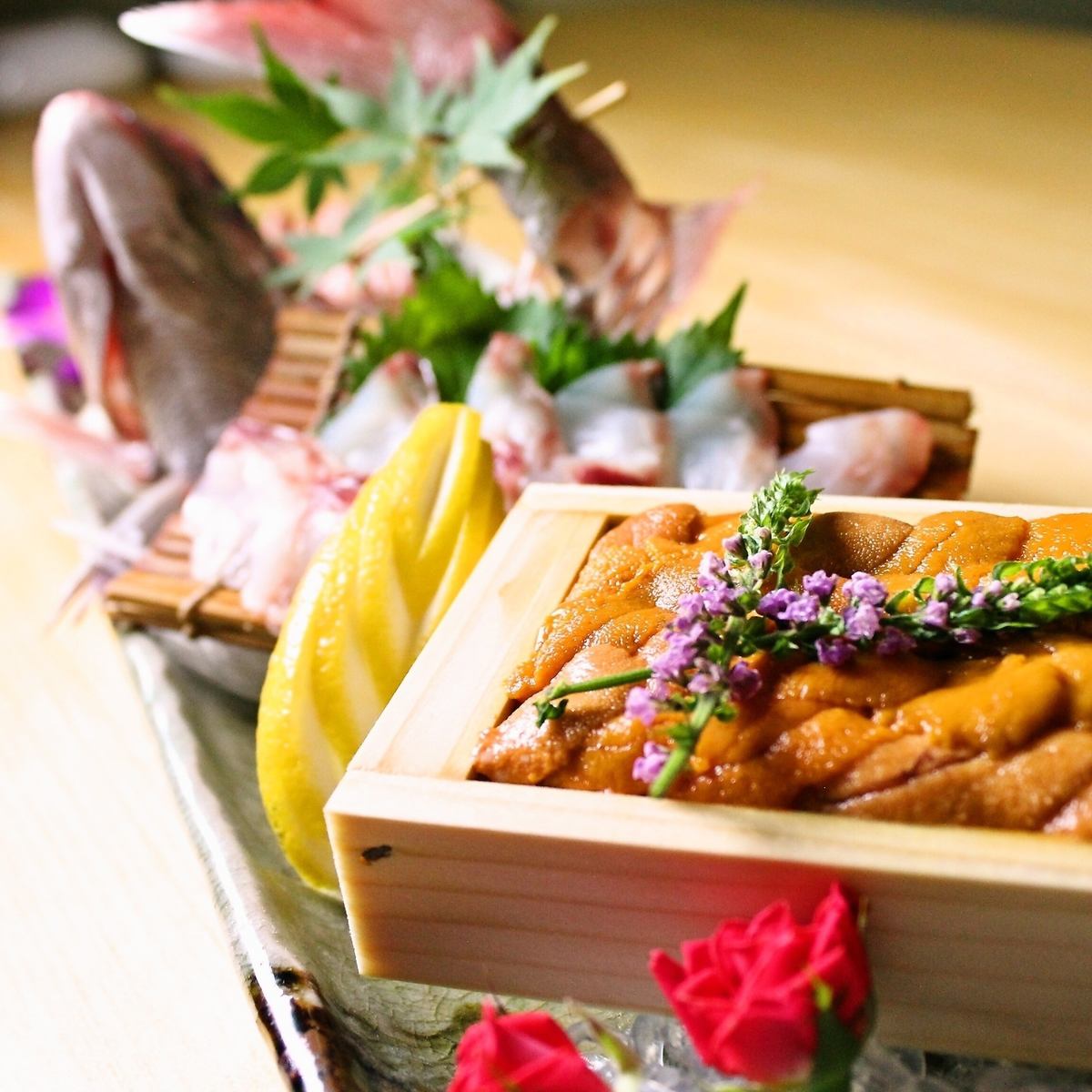 Carefully selected seafood that is purchased every day! Together with our proud sake and wine