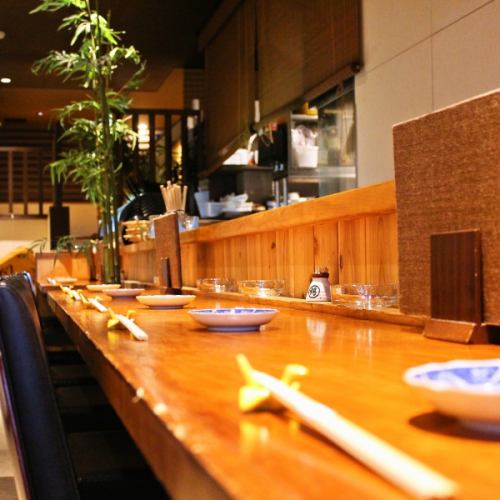 <p>The counter seats are hidden popular seats where foodies adults gather.It is a seat that can be used widely by one person, a couple, friends, etc.</p>