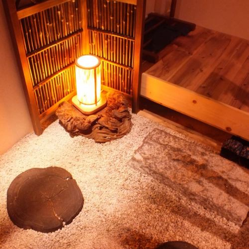 계단을 내리면 지하 다다미 별실 개산.따스함을 느낄 수있는 차분한 일본식 공간에서 자랑의 요리와 술을 즐길 수 있습니다.6 명까지 이용 가능하며 느긋하게 보내실 수 특별석입니다.