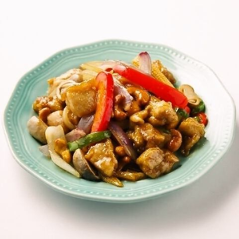 Stir-fried chicken and cashew nut