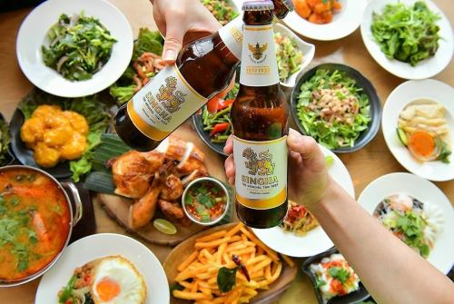 享用 Singha 啤酒和泰国美食。