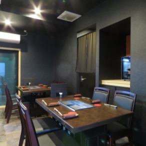 【1階席】２～４名様までご利用可能なテーブル席。店主がお肉の説明やライブ感あふれる雰囲気の1階席♪