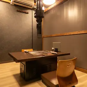【1階席】2~4名様までご利用可能なテーブル席。店主がお肉の説明やライブ感あふれる雰囲気の1階席♪