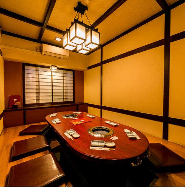 [Round table style digging kotatsu private room] A private room that can accommodate up to 8 people is a table with a round table style and you can have a comfortable meal.Enjoy a drink of meat and sake with your family and friends without worrying about the eyes around you.Also great for birthdays and events for families like Shichigosan.