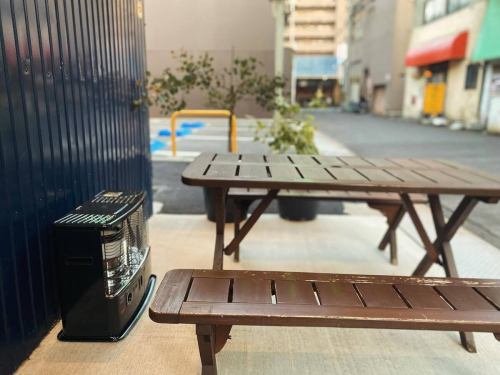 For those who like outdoor activities and drinking outside

A very kind person asked for a seat on the terrace.
They brought in a kerosene stove!
Now, even in the cold winter, I can enjoy the view of ruins and stray cats.
You can enjoy delicious drinks 🍶