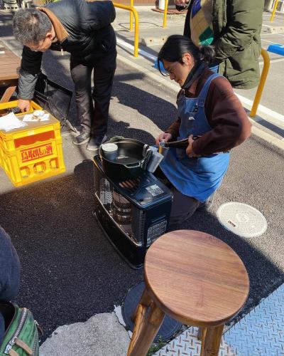 6周年祭ふりかえり

おかげさまで店内もテラスも溢れかえるほどのたくさんのお客様にご来店いただきました😭ご来店いただきました皆様、本当にありがとうございました。
夜鍋で作ったおでんも大好評、
ストーブの上のストウブの鍋でお燗をつけてくれた燗酒kidsの王子も冴え渡り、
店内ではゆきちゃん燗、テラスで王子燗、皆んなの手元に燗酒とおでんという渋い光景が内町の一角に広がりました。
瞬間風速的に燗酒飲んでる人の人口密度は日本一だったのでは‥🍶
そんな中、ナチュラルワインも予想を遥かに上回るほどたくさん飲んでいただき空瓶の山ができました。（皆さんほんとに素晴らしい飲みっぷりでした。👏）
というわけで店主も一緒に飲んでわいわいしてる場合では無く、
無我夢中で動き回って1日があっという間に過ぎ、目の前でお客様が美味しそうに食べているおでんがすっかり売り切れ、まさかのスタッフは誰も食べられなかったということで、その怨念が今もミヤモト惣菜店に渦巻いております。
次はおでん食べようね、と誓い合い、我々の思いを成仏させるべく近々またおでん作りたいと思っております。
そんなこんなで大盛況の幸せな1日を終えて、燃え尽きる間も無く結構忙しい1週間が過ぎ、へろへろですが、忘れるなかれ。まだまだ6周年企画30連発を年内に完遂するため頑張りたいと思ってます。

7年目も心を込めて美味しい料理し、心地よい居場所を作れるよう皆んなで楽しみながら頑張ります。宜しくお願い致します☺️