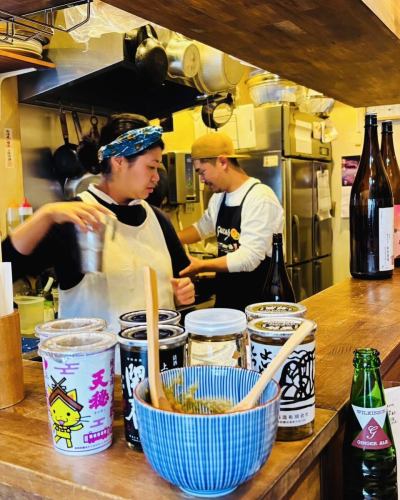 6周年祭ふりかえり

おかげさまで店内もテラスも溢れかえるほどのたくさんのお客様にご来店いただきました😭ご来店いただきました皆様、本当にありがとうございました。
夜鍋で作ったおでんも大好評、
ストーブの上のストウブの鍋でお燗をつけてくれた燗酒kidsの王子も冴え渡り、
店内ではゆきちゃん燗、テラスで王子燗、皆んなの手元に燗酒とおでんという渋い光景が内町の一角に広がりました。
瞬間風速的に燗酒飲んでる人の人口密度は日本一だったのでは‥🍶
そんな中、ナチュラルワインも予想を遥かに上回るほどたくさん飲んでいただき空瓶の山ができました。（皆さんほんとに素晴らしい飲みっぷりでした。👏）
というわけで店主も一緒に飲んでわいわいしてる場合では無く、
無我夢中で動き回って1日があっという間に過ぎ、目の前でお客様が美味しそうに食べているおでんがすっかり売り切れ、まさかのスタッフは誰も食べられなかったということで、その怨念が今もミヤモト惣菜店に渦巻いております。
次はおでん食べようね、と誓い合い、我々の思いを成仏させるべく近々またおでん作りたいと思っております。
そんなこんなで大盛況の幸せな1日を終えて、燃え尽きる間も無く結構忙しい1週間が過ぎ、へろへろですが、忘れるなかれ。まだまだ6周年企画30連発を年内に完遂するため頑張りたいと思ってます。

7年目も心を込めて美味しい料理し、心地よい居場所を作れるよう皆んなで楽しみながら頑張ります。宜しくお願い致します☺️