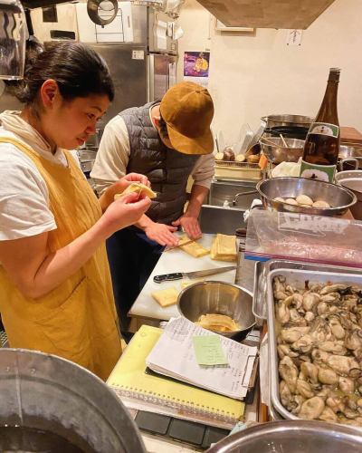 6周年祭ふりかえり

おかげさまで店内もテラスも溢れかえるほどのたくさんのお客様にご来店いただきました😭ご来店いただきました皆様、本当にありがとうございました。
夜鍋で作ったおでんも大好評、
ストーブの上のストウブの鍋でお燗をつけてくれた燗酒kidsの王子も冴え渡り、
店内ではゆきちゃん燗、テラスで王子燗、皆んなの手元に燗酒とおでんという渋い光景が内町の一角に広がりました。
瞬間風速的に燗酒飲んでる人の人口密度は日本一だったのでは‥🍶
そんな中、ナチュラルワインも予想を遥かに上回るほどたくさん飲んでいただき空瓶の山ができました。（皆さんほんとに素晴らしい飲みっぷりでした。👏）
というわけで店主も一緒に飲んでわいわいしてる場合では無く、
無我夢中で動き回って1日があっという間に過ぎ、目の前でお客様が美味しそうに食べているおでんがすっかり売り切れ、まさかのスタッフは誰も食べられなかったということで、その怨念が今もミヤモト惣菜店に渦巻いております。
次はおでん食べようね、と誓い合い、我々の思いを成仏させるべく近々またおでん作りたいと思っております。
そんなこんなで大盛況の幸せな1日を終えて、燃え尽きる間も無く結構忙しい1週間が過ぎ、へろへろですが、忘れるなかれ。まだまだ6周年企画30連発を年内に完遂するため頑張りたいと思ってます。

7年目も心を込めて美味しい料理し、心地よい居場所を作れるよう皆んなで楽しみながら頑張ります。宜しくお願い致します☺️