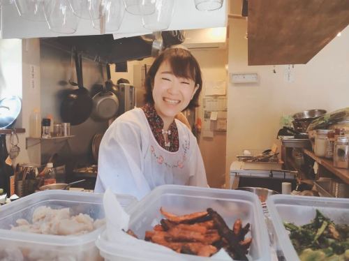 [About the collaboration with QH on Wednesday, April 30th]
*Update: Reservations for eat-in and take-out are now closed.

Coming Wednesday, April 30th, from Hiroo, Tokyo
Minami from 《QH+》 is coming to Takamatsu ☺️
@kitchen_qh

QH+ is an international obanzai restaurant where you can drink natural wine from lunchtime.
A few years ago, I went on an unusual journey of eating and drinking my way around Tokyo under the pretext of staff training. The food, which used lots of vegetables and spices, was incredibly delicious, and above all, I fell in love at first sight with Minami's fun personality.

It all started with me asking, "Please come to Takamatsu and cook for me!"

This is the second time the event is being held.

Last time, we talked about Minami's wonderful planning and efficiency,
And on the morning of the day, he came up with the idea for the dishes in the bathroom, using seasonal ingredients, spices and seasonings he had never seen before...
It was truly amazing to watch them come together one after the other!
And all the dishes are delicious 😋

I still think back fondly on how much fun it was working with him.

This time, Yui-chan, who is in charge of desserts at QH, will also be participating.
There will also be a dessert that can be served as a snack, consisting of laddu (a spicy cookie) topped with a bite of a lactic acid-based sweet.
Stay tuned!

⸻

[About reservations]

Reservations can be made on a first-come, first-served basis via Miyamoto Deli's LINE.
The LINE account is linked to our Instagram profile.

Please provide the following information:
①Name
②Contact information
3) Preferred time slot (if you are dining in, please include your second choice)
④ Number of people (eat-in) or product and quantity (take-out)

⸻

Takeout
Pick-up is available any time between 14:00 and 22:00.
※Reservations are now closed🙇‍♀️

Eat-in
Three 2-hour sessions / Capacity per session: 6 seats inside + 8 seats on the terrace (14 people in total)
Enjoy it with natural wine or warm sake.

*The terrace seating is specially set up at tables, with eight people seated around one table.

①15:00-17:00
②17:30-19:30
3) 20:00-22:00

⸻

【menu】

◎QH Obanzai Set (take-out available)
3,500 yen (about 15 items)
・Vegetable side dishes
・Snacks and side dishes
・2 small main dishes (meat and fish)

◎ Dessert (take-out available)
+500 yen
・Spicy cookies "Ladu"
・Served with a lactic acid dessert (also goes well with alcohol!)

◎QH's standard snacks are also available in limited quantities
・Medicinal oden set (using spring and summer medicinal herbs)
Examples: winter melon or radish, wood bomb, yam, eggs
・To finish off the meal... Rice porridge or lamb wonton
・Beef jerky
・Sudachi mackerel prosciutto
・Salted red shrimp
・White liver marinated in soy sauce

◎Drinks (Miyamoto Deli)
・Natural wine
・Hot sake etc.

We look forward to your reservations!