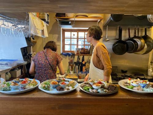 [About the collaboration with QH on Wednesday, April 30th]
*Update: Reservations for eat-in and take-out are now closed.

Coming Wednesday, April 30th, from Hiroo, Tokyo
Minami from 《QH+》 is coming to Takamatsu ☺️
@kitchen_qh

QH+ is an international obanzai restaurant where you can drink natural wine from lunchtime.
A few years ago, I went on an unusual journey of eating and drinking my way around Tokyo under the pretext of staff training. The food, which used lots of vegetables and spices, was incredibly delicious, and above all, I fell in love at first sight with Minami's fun personality.

It all started with me asking, "Please come to Takamatsu and cook for me!"

This is the second time the event is being held.

Last time, we talked about Minami's wonderful planning and efficiency,
And on the morning of the day, he came up with the idea for the dishes in the bathroom, using seasonal ingredients, spices and seasonings he had never seen before...
It was truly amazing to watch them come together one after the other!
And all the dishes are delicious 😋

I still think back fondly on how much fun it was working with him.

This time, Yui-chan, who is in charge of desserts at QH, will also be participating.
There will also be a dessert that can be served as a snack, consisting of laddu (a spicy cookie) topped with a bite of a lactic acid-based sweet.
Stay tuned!

⸻

[About reservations]

Reservations can be made on a first-come, first-served basis via Miyamoto Deli's LINE.
The LINE account is linked to our Instagram profile.

Please provide the following information:
①Name
②Contact information
3) Preferred time slot (if you are dining in, please include your second choice)
④ Number of people (eat-in) or product and quantity (take-out)

⸻

Takeout
Pick-up is available any time between 14:00 and 22:00.
※Reservations are now closed🙇‍♀️

Eat-in
Three 2-hour sessions / Capacity per session: 6 seats inside + 8 seats on the terrace (14 people in total)
Enjoy it with natural wine or warm sake.

*The terrace seating is specially set up at tables, with eight people seated around one table.

①15:00-17:00
②17:30-19:30
3) 20:00-22:00

⸻

【menu】

◎QH Obanzai Set (take-out available)
3,500 yen (about 15 items)
・Vegetable side dishes
・Snacks and side dishes
・2 small main dishes (meat and fish)

◎ Dessert (take-out available)
+500 yen
・Spicy cookies "Ladu"
・Served with a lactic acid dessert (also goes well with alcohol!)

◎QH's standard snacks are also available in limited quantities
・Medicinal oden set (using spring and summer medicinal herbs)
Examples: winter melon or radish, wood bomb, yam, eggs
・To finish off the meal... Rice porridge or lamb wonton
・Beef jerky
・Sudachi mackerel prosciutto
・Salted red shrimp
・White liver marinated in soy sauce

◎Drinks (Miyamoto Deli)
・Natural wine
・Hot sake etc.

We look forward to your reservations!