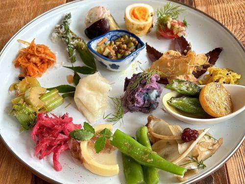 [About the collaboration with QH on Wednesday, April 30th]
*Update: Reservations for eat-in and take-out are now closed.

Coming Wednesday, April 30th, from Hiroo, Tokyo
Minami from 《QH+》 is coming to Takamatsu ☺️
@kitchen_qh

QH+ is an international obanzai restaurant where you can drink natural wine from lunchtime.
A few years ago, I went on an unusual journey of eating and drinking my way around Tokyo under the pretext of staff training. The food, which used lots of vegetables and spices, was incredibly delicious, and above all, I fell in love at first sight with Minami's fun personality.

It all started with me asking, "Please come to Takamatsu and cook for me!"

This is the second time the event is being held.

Last time, we talked about Minami's wonderful planning and efficiency,
And on the morning of the day, he came up with the idea for the dishes in the bathroom, using seasonal ingredients, spices and seasonings he had never seen before...
It was truly amazing to watch them come together one after the other!
And all the dishes are delicious 😋

I still think back fondly on how much fun it was working with him.

This time, Yui-chan, who is in charge of desserts at QH, will also be participating.
There will also be a dessert that can be served as a snack, consisting of laddu (a spicy cookie) topped with a bite of a lactic acid-based sweet.
Stay tuned!

⸻

[About reservations]

Reservations can be made on a first-come, first-served basis via Miyamoto Deli's LINE.
The LINE account is linked to our Instagram profile.

Please provide the following information:
①Name
②Contact information
3) Preferred time slot (if you are dining in, please include your second choice)
④ Number of people (eat-in) or product and quantity (take-out)

⸻

Takeout
Pick-up is available any time between 14:00 and 22:00.
※Reservations are now closed🙇‍♀️

Eat-in
Three 2-hour sessions / Capacity per session: 6 seats inside + 8 seats on the terrace (14 people in total)
Enjoy it with natural wine or warm sake.

*The terrace seating is specially set up at tables, with eight people seated around one table.

①15:00-17:00
②17:30-19:30
3) 20:00-22:00

⸻

【menu】

◎QH Obanzai Set (take-out available)
3,500 yen (about 15 items)
・Vegetable side dishes
・Snacks and side dishes
・2 small main dishes (meat and fish)

◎ Dessert (take-out available)
+500 yen
・Spicy cookies "Ladu"
・Served with a lactic acid dessert (also goes well with alcohol!)

◎QH's standard snacks are also available in limited quantities
・Medicinal oden set (using spring and summer medicinal herbs)
Examples: winter melon or radish, wood bomb, yam, eggs
・To finish off the meal... Rice porridge or lamb wonton
・Beef jerky
・Sudachi mackerel prosciutto
・Salted red shrimp
・White liver marinated in soy sauce

◎Drinks (Miyamoto Deli)
・Natural wine
・Hot sake etc.

We look forward to your reservations!
