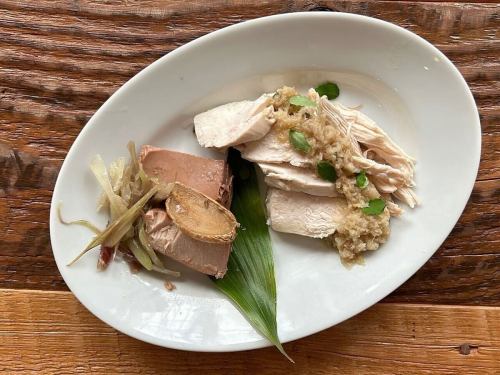 [About the collaboration with QH on Wednesday, April 30th]
*Update: Reservations for eat-in and take-out are now closed.

Coming Wednesday, April 30th, from Hiroo, Tokyo
Minami from 《QH+》 is coming to Takamatsu ☺️
@kitchen_qh

QH+ is an international obanzai restaurant where you can drink natural wine from lunchtime.
A few years ago, I went on an unusual journey of eating and drinking my way around Tokyo under the pretext of staff training. The food, which used lots of vegetables and spices, was incredibly delicious, and above all, I fell in love at first sight with Minami's fun personality.

It all started with me asking, "Please come to Takamatsu and cook for me!"

This is the second time the event is being held.

Last time, we talked about Minami's wonderful planning and efficiency,
And on the morning of the day, he came up with the idea for the dishes in the bathroom, using seasonal ingredients, spices and seasonings he had never seen before...
It was truly amazing to watch them come together one after the other!
And all the dishes are delicious 😋

I still think back fondly on how much fun it was working with him.

This time, Yui-chan, who is in charge of desserts at QH, will also be participating.
There will also be a dessert that can be served as a snack, consisting of laddu (a spicy cookie) topped with a bite of a lactic acid-based sweet.
Stay tuned!

⸻

[About reservations]

Reservations can be made on a first-come, first-served basis via Miyamoto Deli's LINE.
The LINE account is linked to our Instagram profile.

Please provide the following information:
①Name
②Contact information
3) Preferred time slot (if you are dining in, please include your second choice)
④ Number of people (eat-in) or product and quantity (take-out)

⸻

Takeout
Pick-up is available any time between 14:00 and 22:00.
※Reservations are now closed🙇‍♀️

Eat-in
Three 2-hour sessions / Capacity per session: 6 seats inside + 8 seats on the terrace (14 people in total)
Enjoy it with natural wine or warm sake.

*The terrace seating is specially set up at tables, with eight people seated around one table.

①15:00-17:00
②17:30-19:30
3) 20:00-22:00

⸻

【menu】

◎QH Obanzai Set (take-out available)
3,500 yen (about 15 items)
・Vegetable side dishes
・Snacks and side dishes
・2 small main dishes (meat and fish)

◎ Dessert (take-out available)
+500 yen
・Spicy cookies "Ladu"
・Served with a lactic acid dessert (also goes well with alcohol!)

◎QH's standard snacks are also available in limited quantities
・Medicinal oden set (using spring and summer medicinal herbs)
Examples: winter melon or radish, wood bomb, yam, eggs
・To finish off the meal... Rice porridge or lamb wonton
・Beef jerky
・Sudachi mackerel prosciutto
・Salted red shrimp
・White liver marinated in soy sauce

◎Drinks (Miyamoto Deli)
・Natural wine
・Hot sake etc.

We look forward to your reservations!