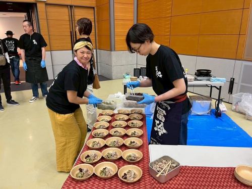 再次回去
5月6日，在鳥取縣米子市舉辦了「純米魂」熱酒活動。

@junmai_damasii_2025

我去那裡是為了幫助我們的學長 Sakabote。
@izakaya_sakabote

我最喜歡的啤酒廠和餐廳都在這裡，
一整天都充滿著興奮與緊張。

每個參加的人都面帶微笑，享受著飲料和食物，下次我肯定還想以醉酒者的身份參加。

很高興有機會在活動結束後的聚會上與參展商和釀酒商聊天。
當你見到釀酒師時，提供飲品的熱情和定義就會改變。

我們希望繼續努力，增加高松市熱酒愛好者和醉酒者的數量。

感謝從高松遠道而來的各位！