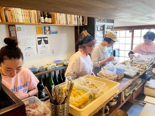 稍微回顧一下
4/30 Q 與H+合作業務。
@kitchen_qh

兩年來第一次從東京遠道而來
南小姐來了
這是甜點 Yui-chan 第一次出現。

像往常一樣，南展示了她驚人的烹飪技術，烹製了 18 道菜，這些菜都是她那天早上在洗澡時想出來的，也是她一邊看食材、吃食材一邊自發想出來的，包括外帶和堂食，一口氣做了大約 50 頓飯。
一道道菜餚以驚人的速度和極大的熱情被端上來，餐廳裡瀰漫著香料的香味。

這次，店主負責女僕服務，他騎著自行車在鎮上四處採購通常不使用的、人們一生中可能從未買過的食材和調味料。

一位鄰居的老婦人路過，借給我們椅子和墊子，並與我們分享她的草藥，營造出一種非常具有當地特色的氛圍。

令人印象深刻的是，每次南嚐到蔬菜，她都會說：“香川蔬菜真好吃！”
這是正確的...
那一刻我再次意識到身邊有製作人是多麼幸運。

我曾聽過傳言說 Yui-chan 是個相當愚蠢的人，但令我驚訝的是，她花了很多功夫做出了一種非常美味的甜點。畢竟還有愛。

最重要的是，一起工作很有趣。
所有員工都非常鼓舞人心。
我們收到了很多顧客的回饋，他們說「既美味又有趣」😂
我也有下班後一起喝醉的美好回憶。
這是宮本熟食店充滿歡笑的一天。

我們也想到了下次換店、限時營業這個令人興奮的想法。
我會盡我所能讓它發生🔥

感謝每一位來拜訪我們的人。
非常感謝。
感謝QH兩位的辛勤工作☺️