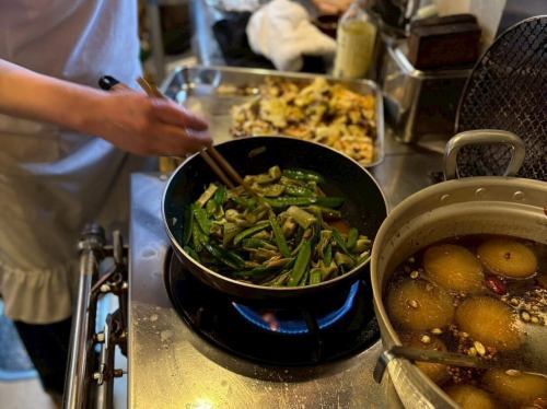 稍微回顧一下
4/30 Q 與H+合作業務。
@kitchen_qh

兩年來第一次從東京遠道而來
南小姐來了
這是甜點 Yui-chan 第一次出現。

像往常一樣，南展示了她驚人的烹飪技術，烹製了 18 道菜，這些菜都是她那天早上在洗澡時想出來的，也是她一邊看食材、吃食材一邊自發想出來的，包括外帶和堂食，一口氣做了大約 50 頓飯。
一道道菜餚以驚人的速度和極大的熱情被端上來，餐廳裡瀰漫著香料的香味。

這次，店主負責女僕服務，他騎著自行車在鎮上四處採購通常不使用的、人們一生中可能從未買過的食材和調味料。

一位鄰居的老婦人路過，借給我們椅子和墊子，並與我們分享她的草藥，營造出一種非常具有當地特色的氛圍。

令人印象深刻的是，每次南嚐到蔬菜，她都會說：“香川蔬菜真好吃！”
這是正確的...
那一刻我再次意識到身邊有製作人是多麼幸運。

我曾聽過傳言說 Yui-chan 是個相當愚蠢的人，但令我驚訝的是，她花了很多功夫做出了一種非常美味的甜點。畢竟還有愛。

最重要的是，一起工作很有趣。
所有員工都非常鼓舞人心。
我們收到了很多顧客的回饋，他們說「既美味又有趣」😂
我也有下班後一起喝醉的美好回憶。
這是宮本熟食店充滿歡笑的一天。

我們也想到了下次換店、限時營業這個令人興奮的想法。
我會盡我所能讓它發生🔥

感謝每一位來拜訪我們的人。
非常感謝。
感謝QH兩位的辛勤工作☺️