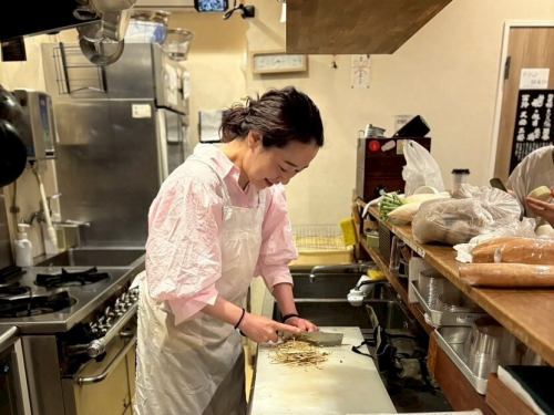 Going back a little
4/30 Q Collaborative business with H+.
@kitchen_qh

All the way from Tokyo for the first time in two years
Minami-san who came
This is the first time that Dessert Yui-chan appears.

As usual, Minami showed off her amazing technique by cooking 18 dishes that she came up with in the bath that morning, and which she came up with out of her own volition while looking at and eating the ingredients, making about 50 meals in one go, including take-out and eat-in options.
The dishes were being prepared one after the other with incredible speed and great enthusiasm, and the aroma of spices filled the air inside the restaurant.

This time, the shop owner was in charge of the maid service, and he rode around town on his bicycle to procure ingredients and seasonings that are not normally used and that people have probably never bought before in their lives.

As an elderly woman from the neighborhood passed by, she lent us chairs and cushions for the event and shared her herbs with us, creating a very local atmosphere.

What was impressive was that every time Minami tasted the vegetables she would say, "Kagawa vegetables are delicious!"
That's right...
It was a moment when I realized once again how blessed I am to have producers nearby.

I had heard rumors that Yui-chan was quite the airhead, but to my surprise, she created an incredibly delicious dessert that took a lot of effort.There is love after all.

Above all, it was fun working together.
All the staff were very inspiring.
We received a lot of feedback from our customers saying, "It was delicious and fun" 😂
I also have fond memories of getting drunk together after work.
It was a day filled with smiles at Miyamoto Deli.

We also came up with the exciting idea of swapping stores and operating for a limited time next time.
I'll do my best to make it happen🔥

Thank you to everyone who came to visit us.
Thank you very much.
Thank you to the two of you at QH for your hard work☺️