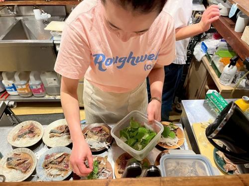 Going back a little
4/30 Q Collaborative business with H+.
@kitchen_qh

All the way from Tokyo for the first time in two years
Minami-san who came
This is the first time that Dessert Yui-chan appears.

As usual, Minami showed off her amazing technique by cooking 18 dishes that she came up with in the bath that morning, and which she came up with out of her own volition while looking at and eating the ingredients, making about 50 meals in one go, including take-out and eat-in options.
The dishes were being prepared one after the other with incredible speed and great enthusiasm, and the aroma of spices filled the air inside the restaurant.

This time, the shop owner was in charge of the maid service, and he rode around town on his bicycle to procure ingredients and seasonings that are not normally used and that people have probably never bought before in their lives.

As an elderly woman from the neighborhood passed by, she lent us chairs and cushions for the event and shared her herbs with us, creating a very local atmosphere.

What was impressive was that every time Minami tasted the vegetables she would say, "Kagawa vegetables are delicious!"
That's right...
It was a moment when I realized once again how blessed I am to have producers nearby.

I had heard rumors that Yui-chan was quite the airhead, but to my surprise, she created an incredibly delicious dessert that took a lot of effort.There is love after all.

Above all, it was fun working together.
All the staff were very inspiring.
We received a lot of feedback from our customers saying, "It was delicious and fun" 😂
I also have fond memories of getting drunk together after work.
It was a day filled with smiles at Miyamoto Deli.

We also came up with the exciting idea of swapping stores and operating for a limited time next time.
I'll do my best to make it happen🔥

Thank you to everyone who came to visit us.
Thank you very much.
Thank you to the two of you at QH for your hard work☺️