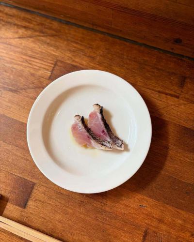 ただ今試食中。
本日は梅雨イサキ
美味しい塩と少量のワインビネガーで〆
皮目を炙って。
まだそれほど酢が効いてないけど
今日のこの感じもとても良いし、
明日もまたさらに楽しみだなと

午前中に捌いて
まかないであらと真子を汁にして食べたら絶品でした。

あいにくの雨☂️
本日もお席の空き、ランチボックスもまだご用意できます。（今のところ。）
お待ちしております。