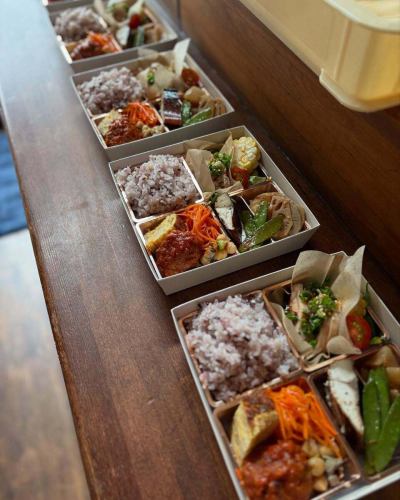 We received many orders for lunch boxes for business meetings today.
It was hectic until the evening,
There are still seats available for eat-in in the evening.

We have a variety of dishes available, including sweetfish confit, Manabe Farm asparagus, boiled butterbur, and marinated grunt...