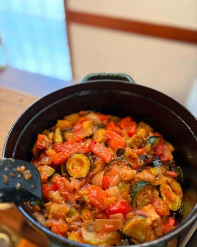 周年企画で『また食べたい、もしくは、ミヤモトに作ってほしい料理』をアンケート調査したところ、
上位はラタトゥイユ、鴨リエット、カレーでした。

というわけで
ひさびさにラタトゥイユ作りました。
今回はラルラルオーガニックの黒木さんの三豊茄子が入ってます。黒木さんの三豊茄子、今季初ですがとてもいい感じです。
出来たてより、ゆっくり冷まして明日くらいから食べ頃になりそうです。
夏ですね…
鴨リエット、焼き茄子、冷や汁もしれっとメニューインしております。
本日もお待ちしております！