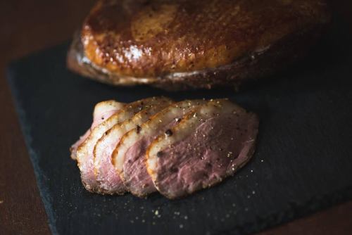 7/6(Sun)
*Update: Sold out! Thank you very much.

Homemade smoked duck loin

Today has been cancelled,
There are loads of them.

Tomorrow is a holiday, so

Definitely.

Take-out
Both eat-in and
By all means

Thank you very much🙇‍♀️

Homemade smoked duck loin
●S (3-4 pieces) 490 yen
●Medium (50g) 700 yen
●Large (100g) 1,400 yen
●LL(150g) 1950 yen

●One whole stick (approx. 200g) 2,400 yen
*Currently a little small.

●Duck lunch box 1100 yen

Today we are open for lunch
(We also offer take-out)
11:00-15:30

Miyamoto Deli
09028298786