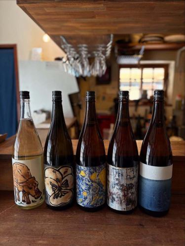 The event invited Miwa Toji, the master brewer from Kumezakura Sake Brewery in Daisen, Tottori.We are pleased to announce that the details have finally been decided.
Reservations can be made via LINE or by phone.

8/31(Sun)
Minshoku Catharsis Tour in Kagawa
Miyamoto Deli

@kumezakura_shuzo
@miwa303

[Part 1]
small group
Time: 13:00-15:00
Capacity: 6 people (reservations required)
Fee: 8,800 yen (tax included)
*Around 5 dishes + Kumezakura sake
*Including tips to Miwa Toji

This is an event where you can enjoy food, drinks, and conversation with the master brewer.
Let's explore the evolution of Miwa Toji's sake brewing philosophy and thinking, while also looking back at back vintages.

Miyamoto Deli offers dishes based on Sanuki ingredients and culture, and made with Kumezakura sake.
I would be happy if it could be a time to eat and relax.

*You can also order additional natural wine.Please enjoy the affinity between Kumezakura and natural wine.

[Part 2]
Standing bar style
Hours: 17:00-20:00 (free entry and exit)
Capacity: None
Participation fee: 3,500 yen (tax included)
Includes 1 drink + 1 dish + a tip to Toji Miwa
Cash on from then on

The restaurant is a standing bar, with terrace seating available.
Enjoy a casual conversation with the master brewer, Miwa, and small dishes and Kumezakura sake.Natural wines are also available.
It is an open space where you can enjoy the leisurely flow of time.

Miwa Toji's sake is a raw, simple, pleasant, and free-spirited drink that perfectly expresses the nature of Mt. Daisen and the Toji's outlook on life.
The sky in Sanin was overcast.
The view of Mt. Daisen is like a watercolor painting.
Cool, mineral-rich spring water.

It's been about three years since we met, but every time we meet and talk, I find myself completely drawn into the master brewer's unique worldview; he's a truly extraordinary person.

Please put aside any preconceived notions about what sake is and come visit us!
We look forward to your reservation!