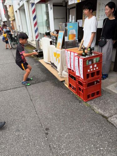 After a whirlwind week
@hibiki0810meguru
Hibiki-kun's first pop-up was a huge success, far exceeding expectations.
Since I was working alone, it was difficult to get the shop running, but it seems that kind customers who wanted to support Hibiki all gathered at Miyamoto Deli, and many people told me, "It was fun" and "It was delicious" 😭 I am truly grateful.Thank you everyone.

At the special Yosakoi stall in Kochi, people were able to watch the dancing, eat, drink, play with the children, and meet and reunite with many customers from across the prefecture.
It was a precious moment, almost like a club training camp, where I was able to listen to Hinata, Ururu, and Kochi Brewery talk at my leisure.

Thank you very much to everyone who was involved this time, the customers who came from far away, and everyone at Yoitambo in Kochi.

Thanks to you all, our business over the Obon holidays was a complete mess, and all the staff were exhausted. The owner yawned so much that his jaw nearly dropped, but he slept soundly yesterday, ate the first saury of the season, and is feeling much better now.

While preparing for the event with Kume Sakura at the end of the month,
This week, we will continue to value our daily business and work carefully.

Take-out reservations are exploding this week.
There are still seats available for dine-in, so please feel free to call or message us via LINE.

Thank you!