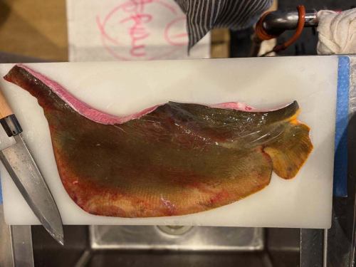 今天
我在瀨戶內海和紅鰩魚玩耍。
在銷售間隙，我致力於原型設計並為月底的活動做準備。
我們正在一點一點地取得進步。

這次活動的主題不是昂貴的食材，也不是從其他地區進口的方便食材，
當時當地有的東西
簡單、自然、讚岐風格的東西
使用久米櫻清酒、曲和酒糟
盡可能簡單地烹飪
這樣我們就可以將其傳遞給每個人…
我盡力記住這一點。

可用的食材每天都會改變。
而且這些原料的狀況每天都在變化，
它正在改變
我想珍惜這些變化，
即使我們反覆製作原型，我們仍然不斷受到它們的擺佈。
菜單開始成形。
果然。 。 。看來不到最後一刻還不能決定😂

8/31(週日)
久米櫻釀酒大師美輪主辦的活動
高松民食宣洩之旅

首場會議已滿
第 2 部分無需預約即可參加。

第 2 部分
站立式酒吧風格
開放時間：17:00-20:00（免費入場、退場）
容量：無
參加費：3,500日圓（含稅）
內含 3 張飲料券（Kumezakura）和食物券（Minshoku）
其中包括給釀酒大師 Miwa 的小費。

此後，我們將在接待處出售額外的食物和飲料的票。

我們提供各種各樣的久米櫻花，包括舊年份的櫻花，因此我們為想要嘗試各種櫻花的人提供適合的品種。
我們希望當天能有久米櫻無限暢飲券。

餐廳是一家站立式酒吧，設有露台座位。
可以與釀酒大師三輪隨意交談，還可以品嚐小菜和久米櫻花酒。
這是一個可以悠閒享受時光的開放空間。

這是一個與創作者直接見面的難得機會。
有興趣的話可以看看☺️

謝謝。