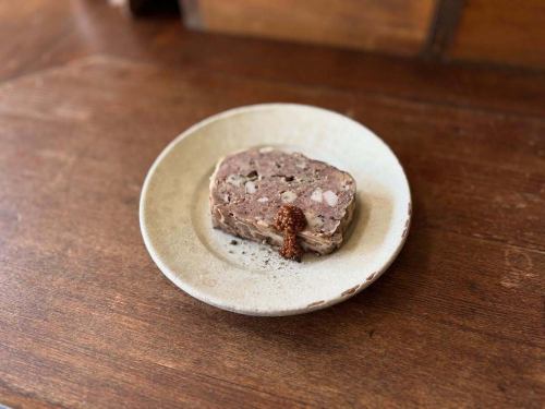 猪鹿パテ

ミヤモトでは定番のパテドカンパーニュ
通常は豚肉を使っています。
ここのパテが1番好きだよと
何度か愛の告白もいただきました😂

数ヶ月前から五名（東かがわ）の猪と鹿を使って何度か焼いてます。
独特の香りと歯応えがあり旨みがとても強いです。
味付けはシンプルに塩胡椒だけ
店主の好みですが
余計なハーブやスパイス、添加物は使っていません。

豚のパテも美味しかったけど
しばらく豚には戻れないかも
と感じている今日この頃です。

@furusatonoie 
春に山菜で大変お世話になった五名（東かがわ）の皆さん。

同世代の飯村夫妻の頑張っている姿、そしてとても朗らかな人柄にいつも励まされます。